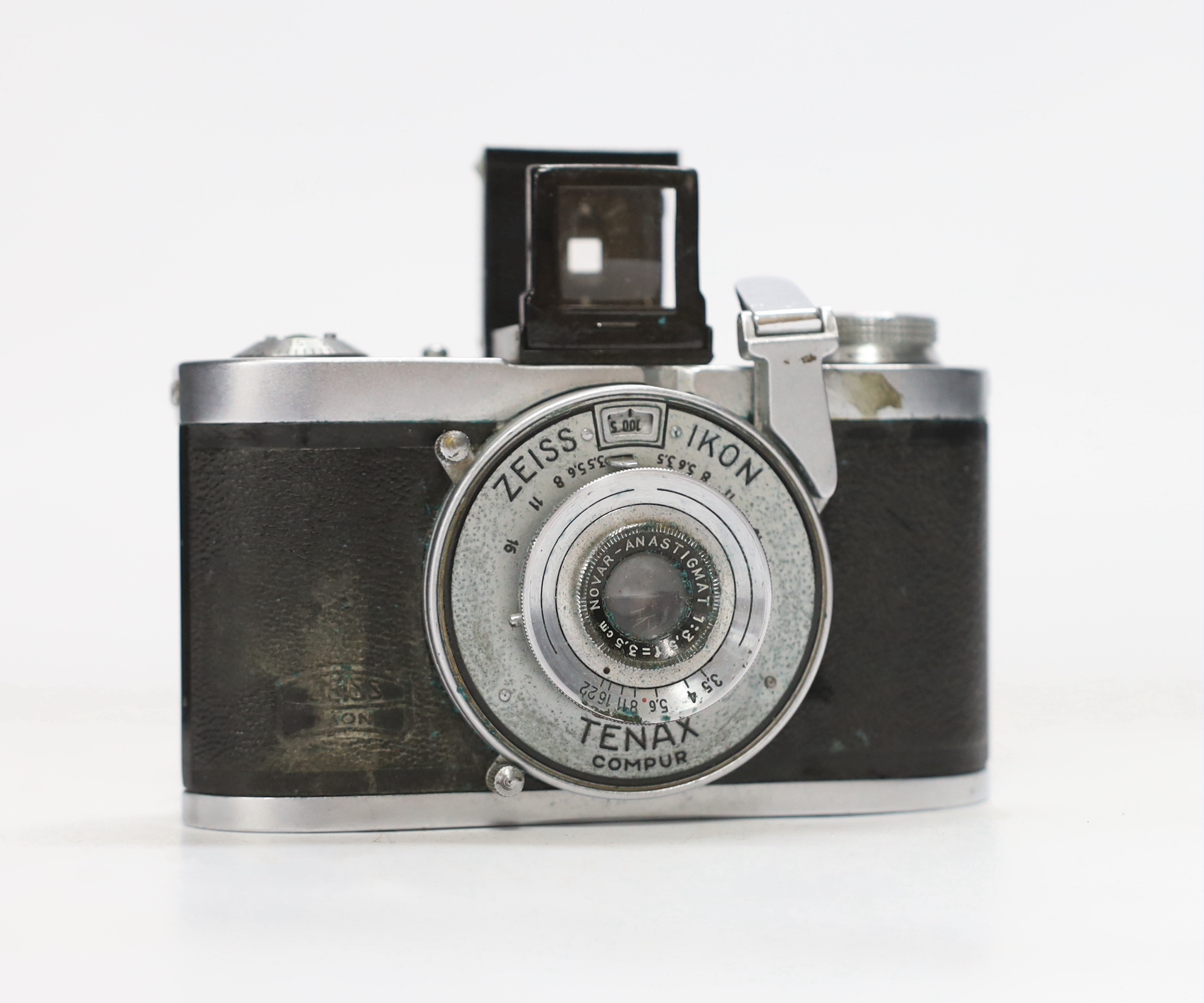 A 1940s Zeiss Ikon Tenax I compact camera, serial no.H87069, in the remains of a leather case